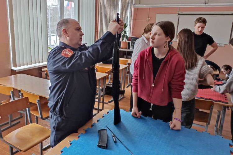Сотрудники Росгвардии провели урок мужества для юнармейцев Калининского района