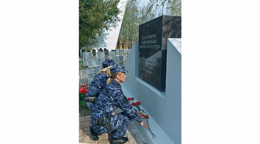 В Санкт-Петербурге сотрудники Росгвардии почтили память погибших в радиационных авариях и катастрофах