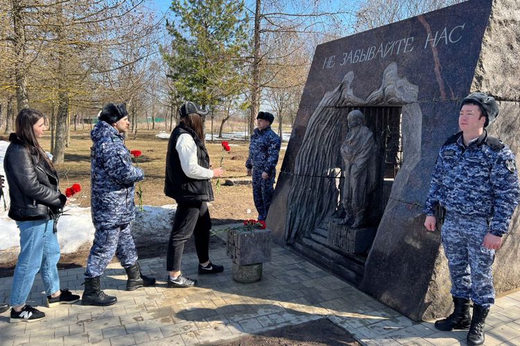В Санкт-Петербурге и Ленобласти сотрудники вневедомственной охраны почтили память узников фашистских концлагерей