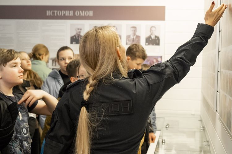 Петербургские школьники побывали на базе расположения ОМОН «Бастион» Росгвардии