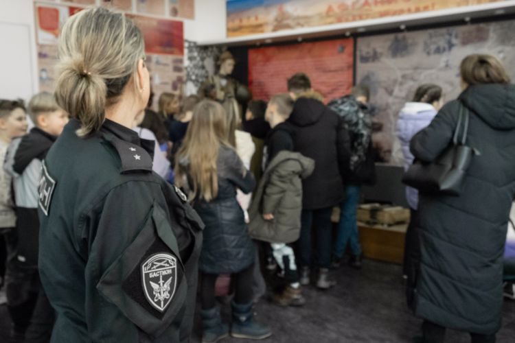Петербургские школьники побывали на базе расположения ОМОН «Бастион» Росгвардии