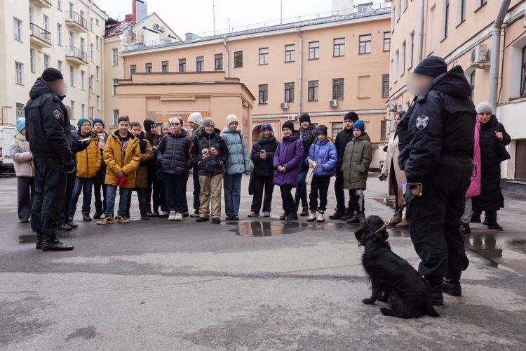 Петербургские школьники побывали на базе расположения ОМОН «Бастион» Росгвардии