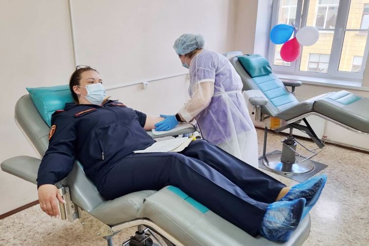 Сотрудники вневедомственной охраны приняли участие в добровольной сдаче крови для пациентов петербургских больниц