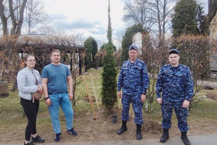 В Новом Петергофе сотрудники вневедомственной охраны приняли участие в экологическом субботнике