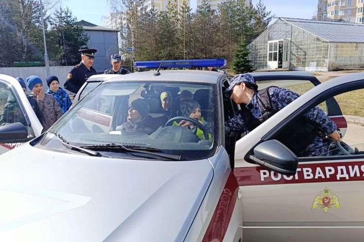 Во Всеволожске сотрудники Росгвардии рассказали школьникам о деятельности вневедомственной охраны