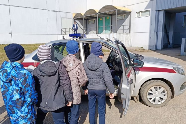 Во Всеволожске сотрудники Росгвардии рассказали школьникам о деятельности вневедомственной охраны
