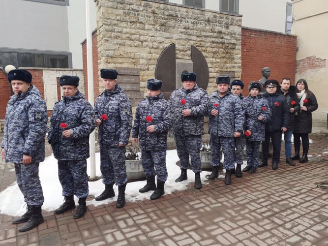 Сотрудники вневедомственной охраны Выборгского района почтили память коллеги, погибшего при исполнении служебного долга
