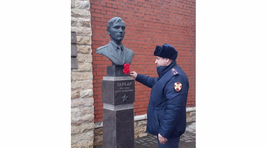 Сотрудники вневедомственной охраны Выборгского района почтили память коллеги, погибшего при исполнении служебного долга