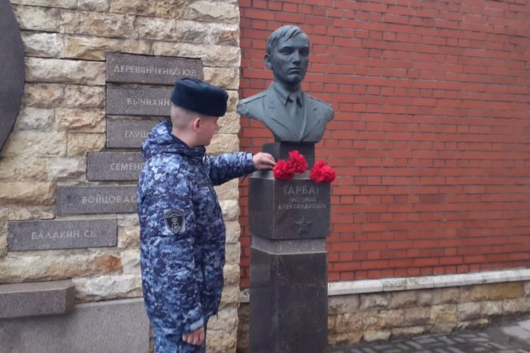 Сотрудники вневедомственной охраны Выборгского района почтили память коллеги, погибшего при исполнении служебного долга