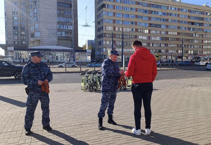 В Василеостровском районе сотрудники Росгвардии присоединились к патриотической акции "Георгиевская ленточка"