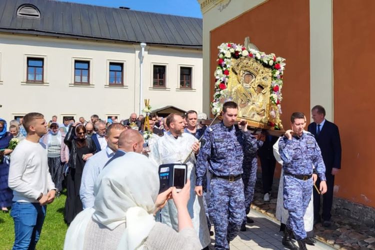В Тихвине сотрудники Росгвардии приняли участие в церемонии перенесения Тихвинской иконы Божией Матери в Успенский собор