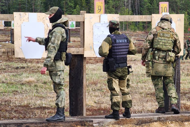 Сотрудники спецподразделений петербургского ГУ Росгвардии прошли контрольную проверку