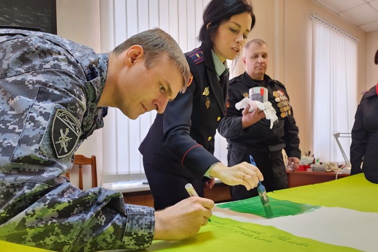 Сотрудники и военнослужащие ГУ Росгвардии приняли участие в патриотической акции «Ленточка Ленинградской Победы»