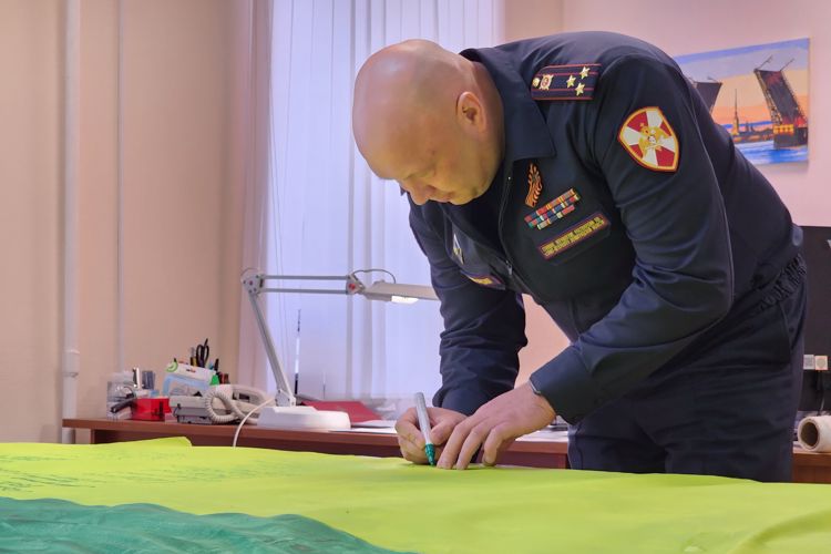 Сотрудники и военнослужащие ГУ Росгвардии приняли участие в патриотической акции «Ленточка Ленинградской Победы»