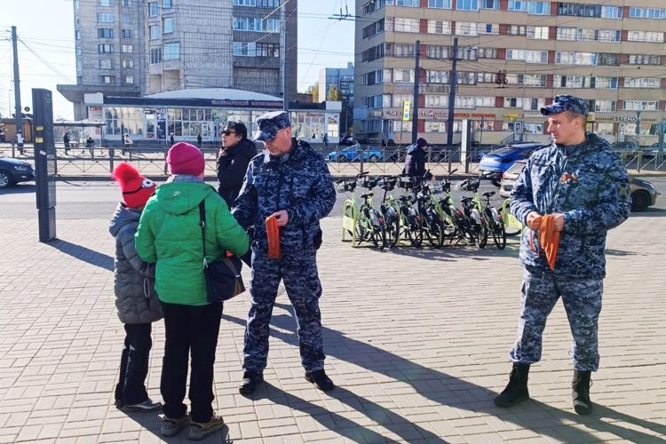 В Василеостровском районе сотрудники Росгвардии присоединились к патриотической акции "Георгиевская ленточка"