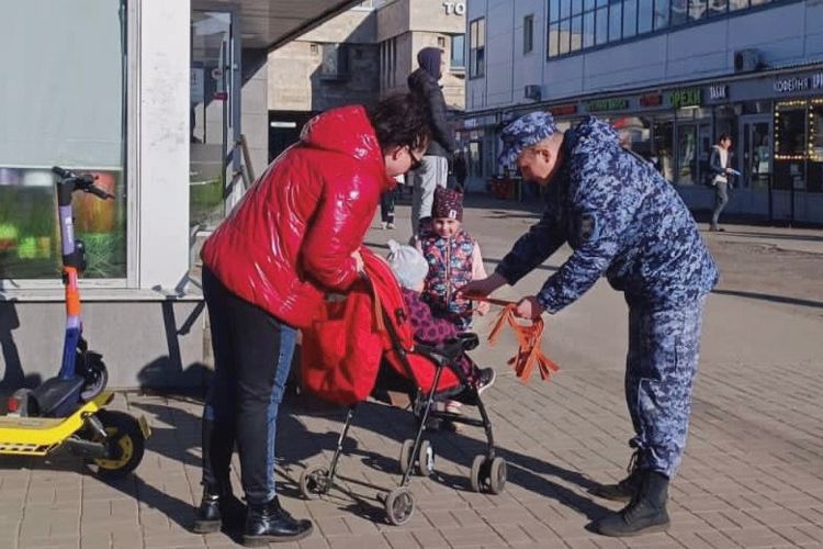 В Василеостровском районе сотрудники Росгвардии присоединились к патриотической акции "Георгиевская ленточка"