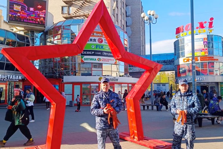 В Василеостровском районе сотрудники Росгвардии присоединились к патриотической акции "Георгиевская ленточка"