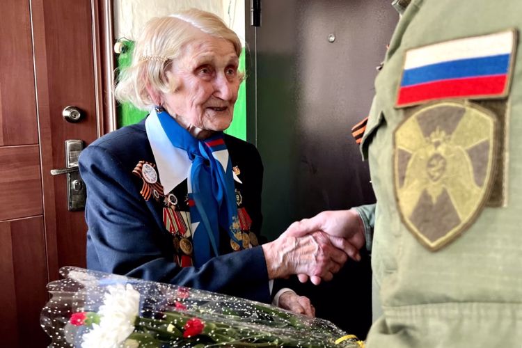 Сотрудники СОБР "Гранит" Росгвардии поздравили с Днём Победы 101-летнюю участницу Великой Отечественной войны