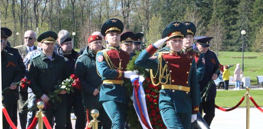 В Санкт-Петербурге представители Росгвардии приняли участие в общегородском мероприятии на Пискарёвском мемориальном кладбище