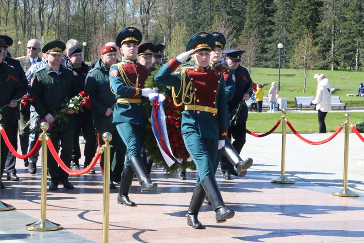 В Санкт-Петербурге представители Росгвардии приняли участие в общегородском мероприятии на Пискарёвском мемориальном кладбище