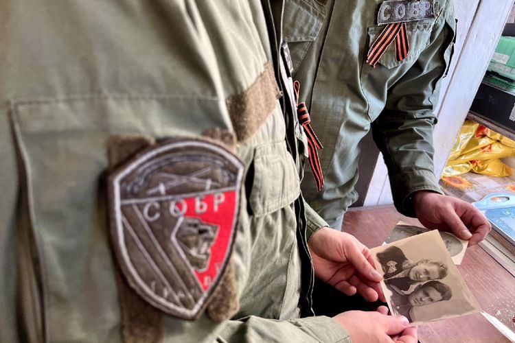 Сотрудники СОБР "Гранит" Росгвардии поздравили с Днём Победы 101-летнюю участницу Великой Отечественной войны