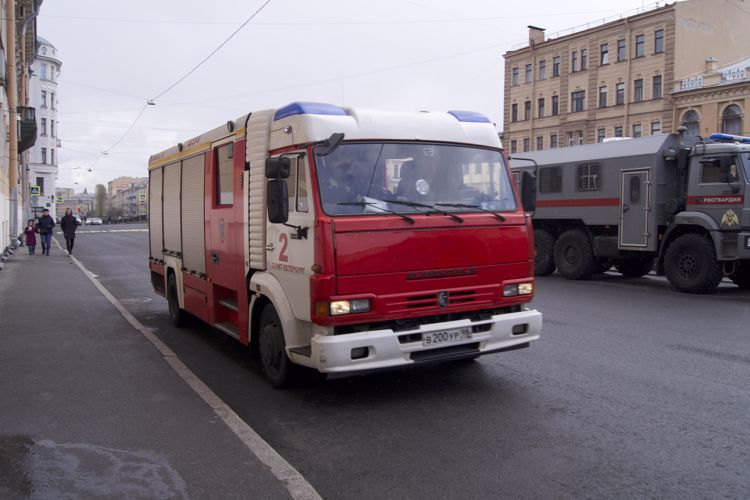 В петербургском ОМОН Росгвардии прошло совместное с МЧС пожарно-тактическое занятие с нештатной пожарной командой