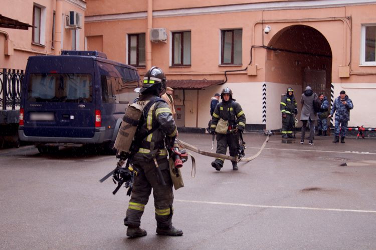 В петербургском ОМОН Росгвардии прошло совместное с МЧС пожарно-тактическое занятие с нештатной пожарной командой