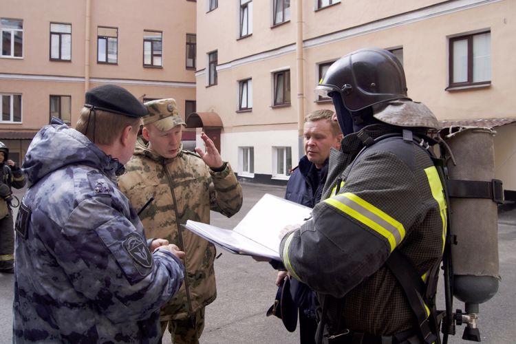 В петербургском ОМОН Росгвардии прошло совместное с МЧС пожарно-тактическое занятие с нештатной пожарной командой
