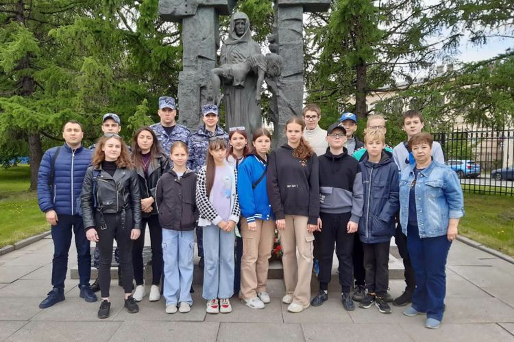 Сотрудники Росгвардии совместно со школьниками провели благоустройство территории у памятника «Детям Беслана»