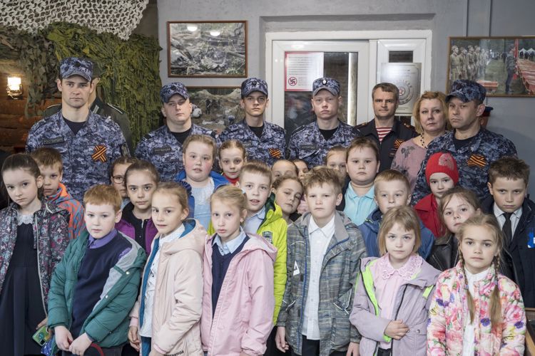 В Волхове сотрудники Росгвардии совместно со школьниками посетили Музей поискового отряда «Пересвет»