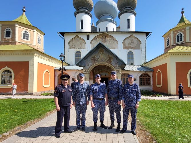 В Тихвине сотрудники Росгвардии приняли участие в церемонии перенесения Тихвинской иконы Божией Матери в Успенский собор