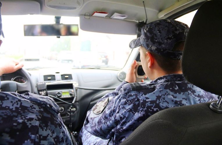 В Киришах сотрудники вневедомственной охраны задержали подростков, подозреваемых в хищении мобильных телефонов