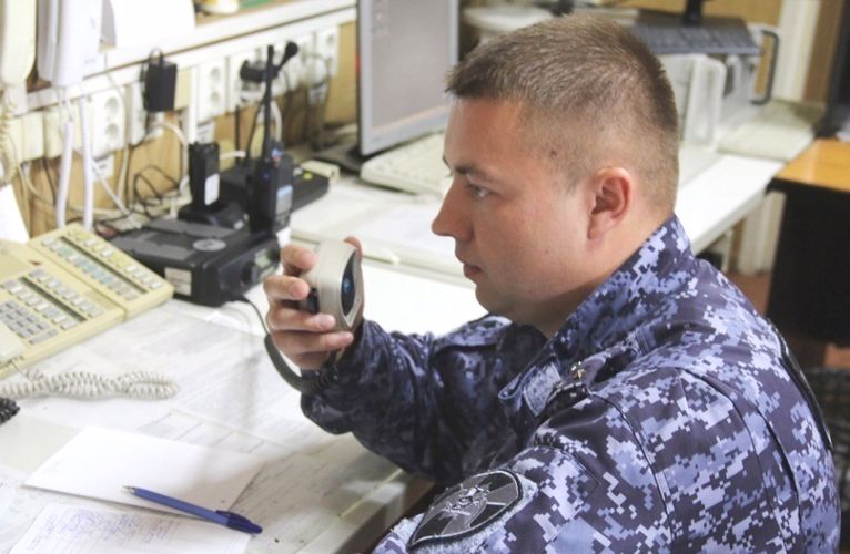 В Московском районе наряд вневедомственной охраны задержал посетителя спортивного магазина, подозреваемого в краже товаров