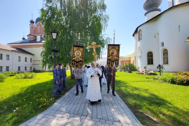 В Тихвине сотрудники Росгвардии приняли участие в церемонии перенесения Тихвинской иконы Божией Матери в Успенский собор