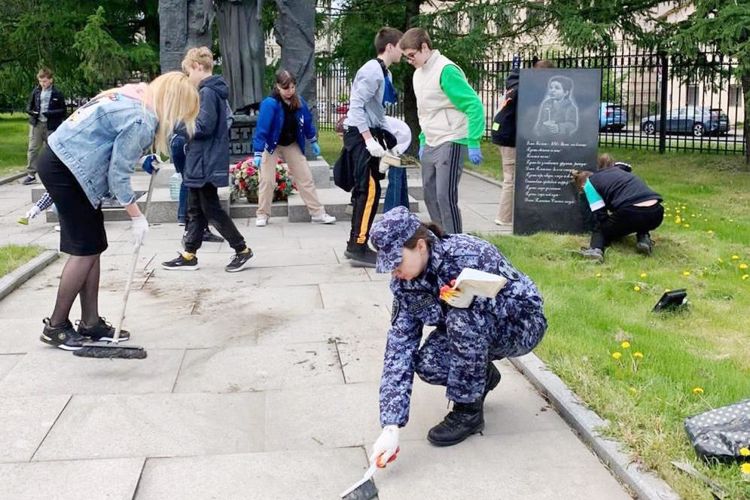 Сотрудники Росгвардии совместно со школьниками провели благоустройство территории у памятника «Детям Беслана»