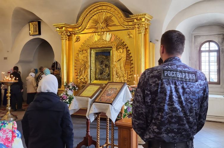 В Тихвине сотрудники Росгвардии приняли участие в церемонии перенесения Тихвинской иконы Божией Матери в Успенский собор