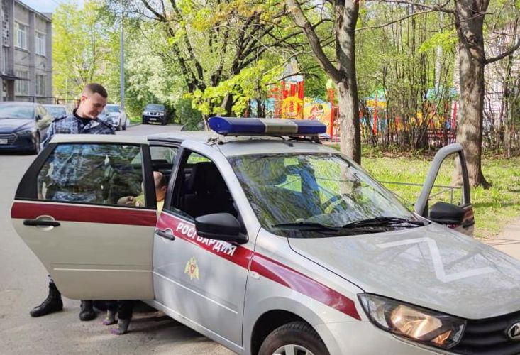 В Московском районе сотрудники Росгвардии нашли и вернули матери малолетнего сына, ушедшего из дома