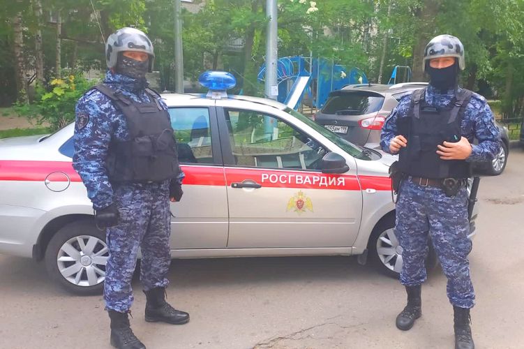 В Красносельском районе сотрудники Росгвардии задержали хулиганов, ночью стрелявших из пневматического пистолета
