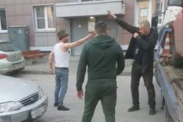 В поселке Шушары сотрудники Росгвардии задержали гражданина, размахивавшего пневматическим пистолетом во дворе жилого дома