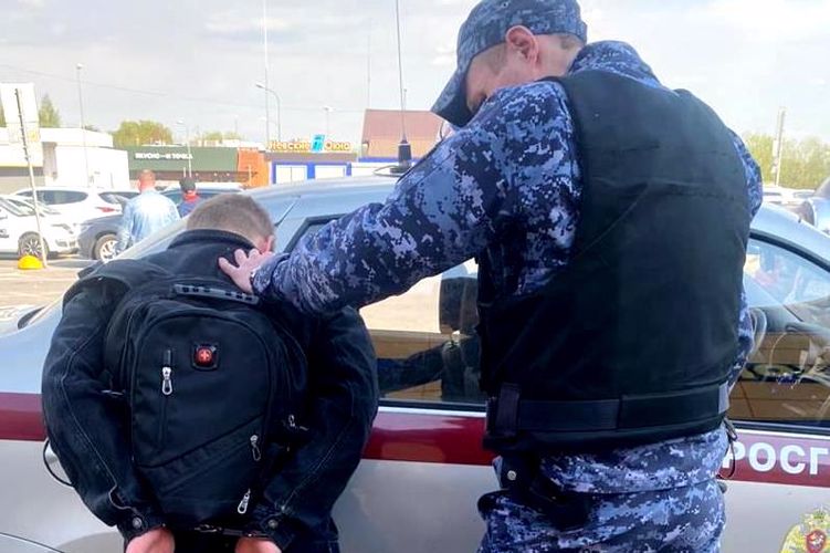 В Выборгском районе наряд вневедомственной охраны задержал правонарушителя, который в рюкзаке и под одеждой вынес из магазина неоплаченные товары