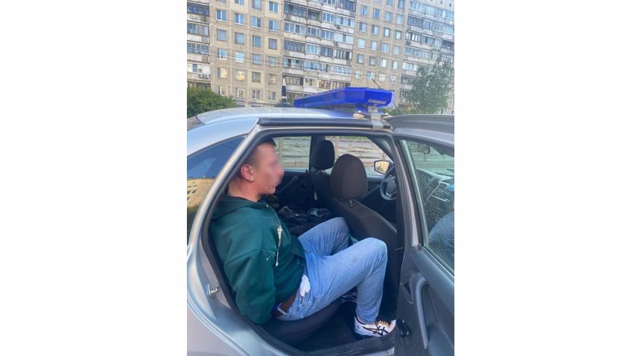В Выборгском районе наряд Росгвардии задержал нетрезвого хулигана, бутылками разбившего дверь бара