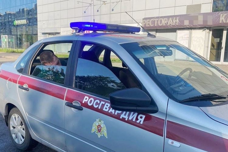 В Выборгском районе наряд Росгвардии задержал нетрезвого хулигана, бутылками разбившего дверь бара