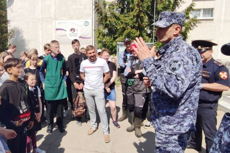 Cотрудники Росгвардии оказали благотворительную поддержку подопечным школы-интерната Гатчинского района