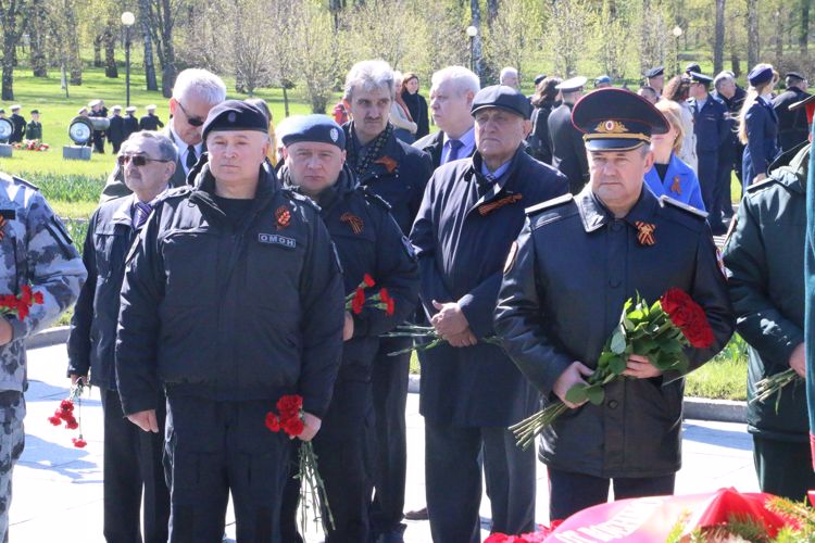 В Санкт-Петербурге представители Росгвардии приняли участие в общегородском мероприятии на Пискарёвском мемориальном кладбище