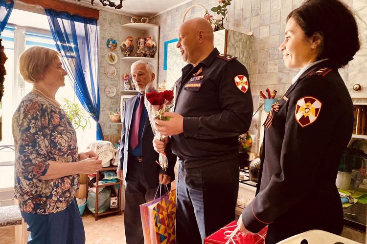 Представитель руководства ГУ Росгвардии посетил и поздравил с Днём Победы ветерана вневедомственной охраны