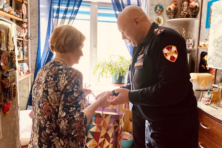 Представитель руководства ГУ Росгвардии посетил и поздравил с Днём Победы ветерана вневедомственной охраны