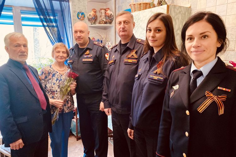 Представитель руководства ГУ Росгвардии посетил и поздравил с Днём Победы ветерана вневедомственной охраны