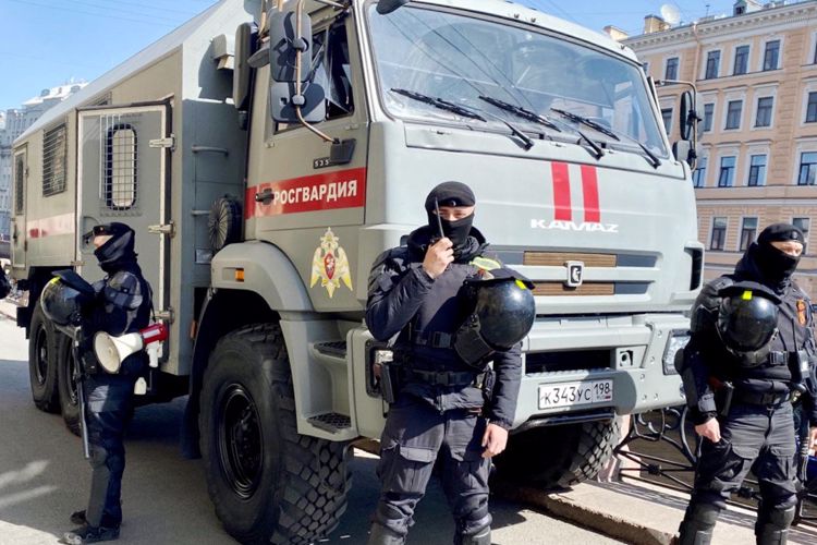 В Санкт-Петербурге сотрудники и военнослужащие Росгвардии обеспечили правопорядок во время Парада Победы