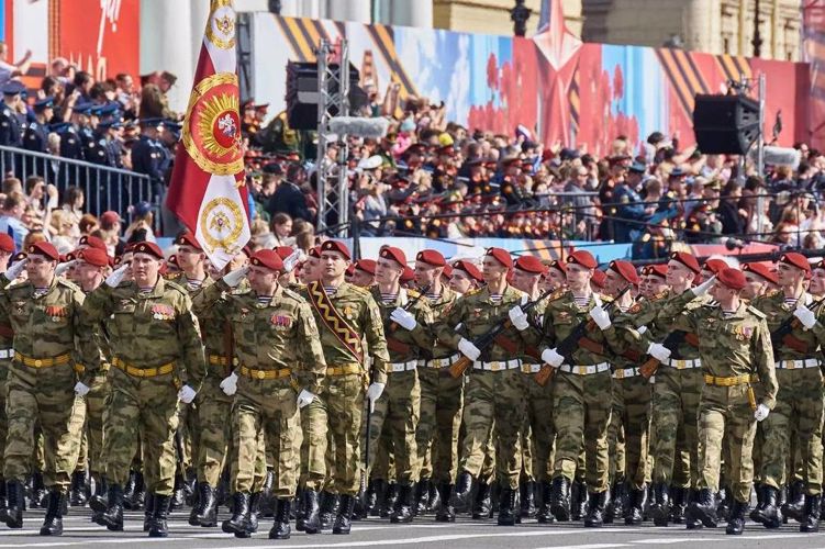 В Санкт-Петербурге сотрудники и военнослужащие Росгвардии обеспечили правопорядок во время Парада Победы