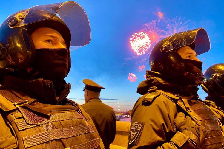 В Санкт-Петербурге сотрудники ГУ Росгвардии обеспечили правопорядок во время салюта в​ честь 78-й годовщины Победы в Великой Отечественной войне